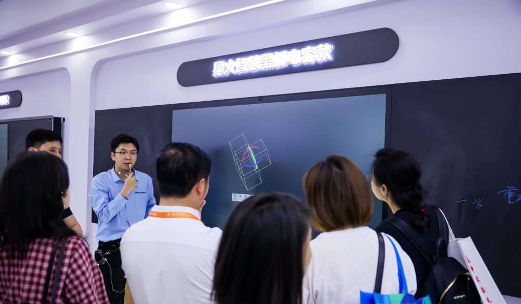 “大模型 教育”要“会”技术,更要“懂”教育-黑板洞察
