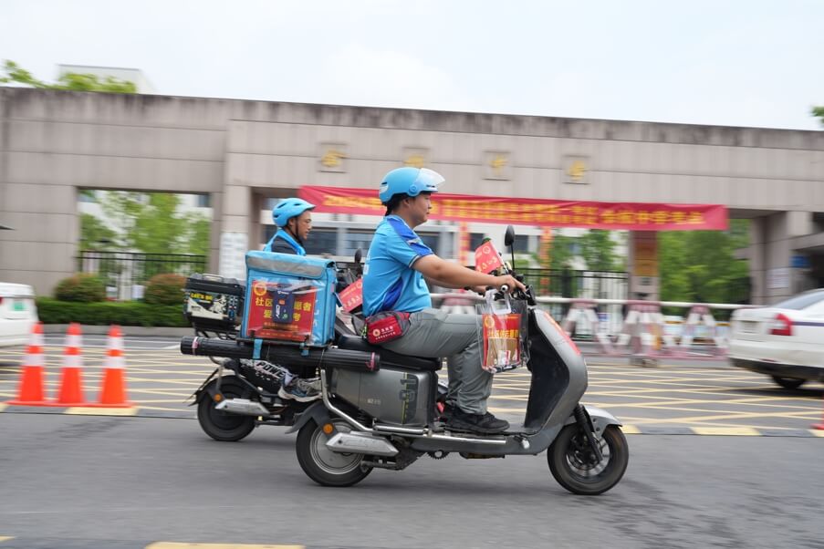 外卖骑手护航高考有多拼?配备随身除颤仪、义务跑腿应急 小哥:希望用不到-黑板洞察