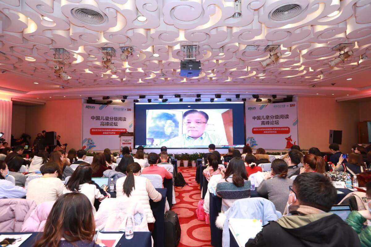 新东方与美国学乐达成战略合作,新东方小书童引进《大红狗clifford》系列读物-黑板洞察